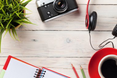 in seyahat. Kamera, kulaklık, not defteri