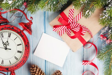 Ahşap arka plan üzerinde Noel tebrik kartı