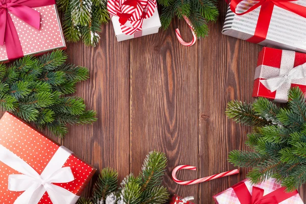 Vánoční dárkové boxy na dřevěný stůl. — Stock fotografie
