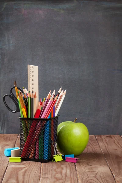 Школьные и офисные принадлежности и яблоко — стоковое фото