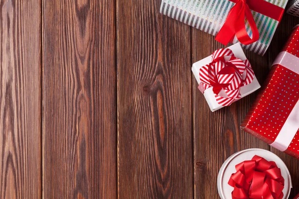Kerstmis geschenkdozen op houten tafel. — Stockfoto