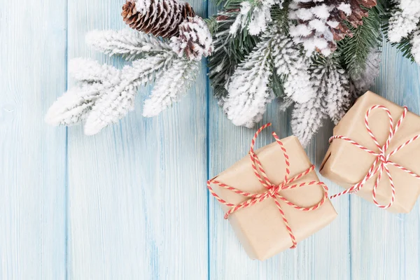 Coffrets cadeaux de Noël et branche d'arbre — Photo