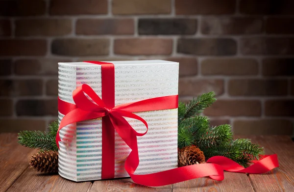 Geschenk box en Spar kerstboom — Stockfoto