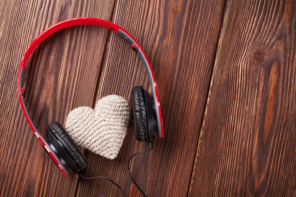 Juguete de corazón con auriculares — Foto de Stock