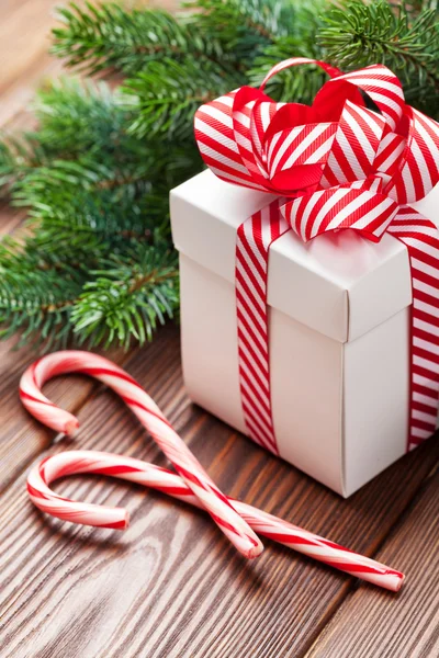 Noel hediyesi, şekerler ve firtree — Stok fotoğraf