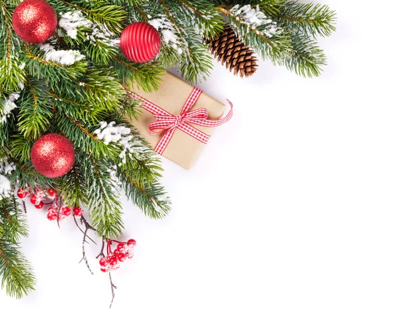 Christmas tree branch en gift — Stockfoto