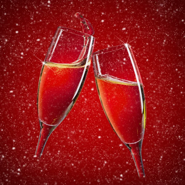 Två champagneglas över röd jul bakgrund — Stockfoto