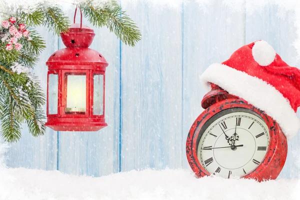 クリスマス キャンドル ランタンと目覚まし時計 — ストック写真