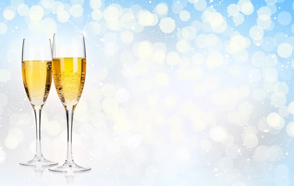 两只香槟玻璃杯在圣诞节背景 — 图库照片