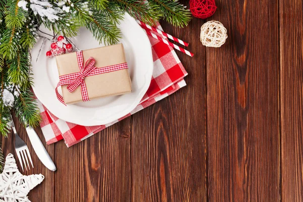 Christmas table setting with gift box — Stock Photo, Image