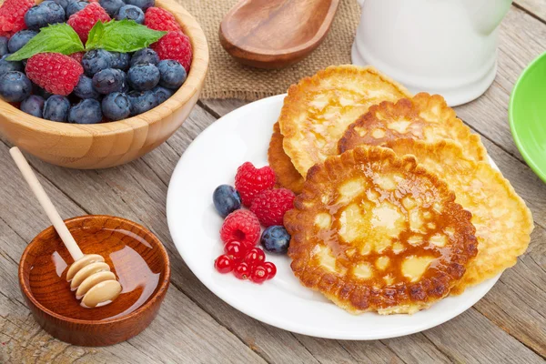 Pannkakor med bär, mynta och honung sirap — Stockfoto