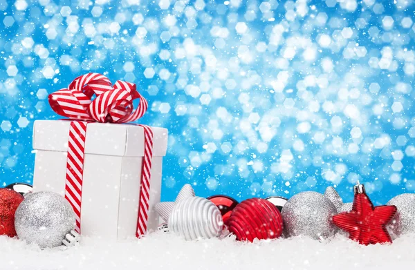 Weihnachten Hintergrund mit Kugeln und Geschenk-Box — Stockfoto