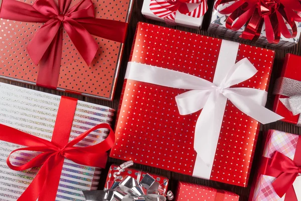 Caixas de presente de Natal na mesa de madeira . — Fotografia de Stock