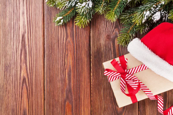 Albero di Natale e cappello da Babbo Natale con regalo — Foto Stock