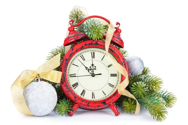 Рождественские часы, безделушки и елка — стоковое фото