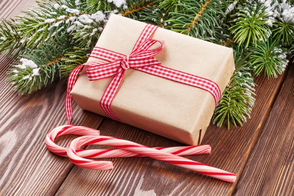 Caja de regalo de Navidad y rama de árbol — Foto de Stock