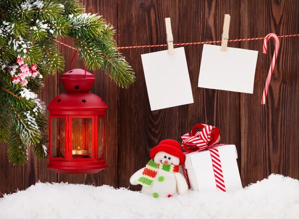 Vela de Navidad, caja de regalo y fotos — Foto de Stock