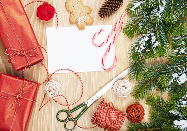 Presentes de Natal embrulho e cartão de saudação — Fotografia de Stock
