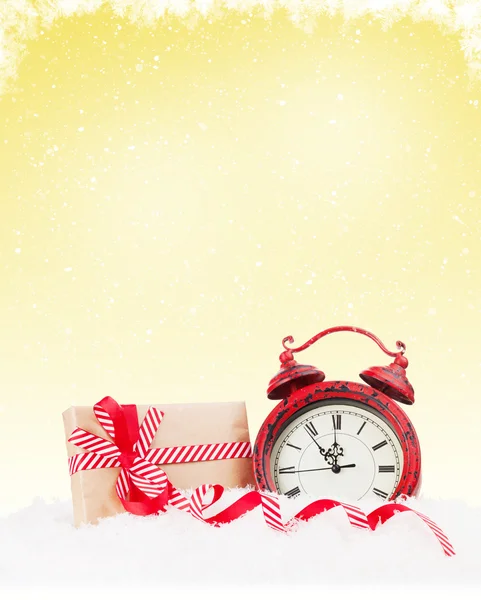 Karácsonyi ajándék doboz és ébresztőóra — Stock Fotó