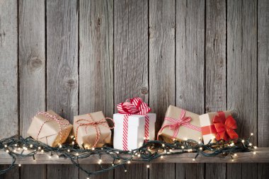 Noel hediye kutuları ve ışıklar