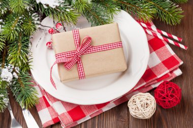 Noel hediye kutusu ve köknar ağacı