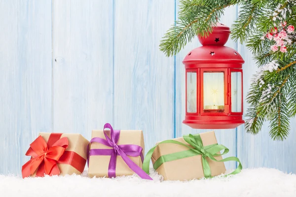 Linterna de vela de Navidad y cajas de regalo — Foto de Stock