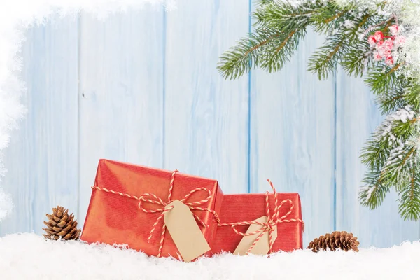 Noel hediye kutuları ve köknar ağacı — Stok fotoğraf