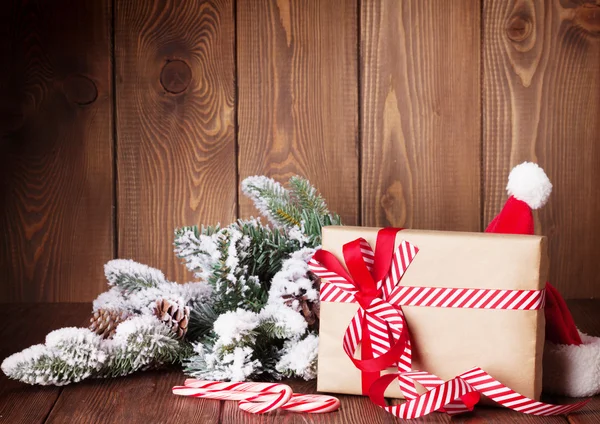 Scatola regalo di Natale e cappello di Babbo Natale — Foto Stock