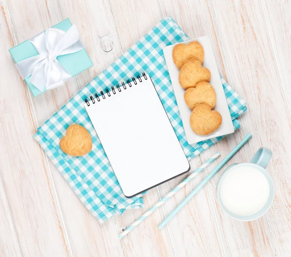 Fincan süt, kurabiye ve not defteri — Stok fotoğraf