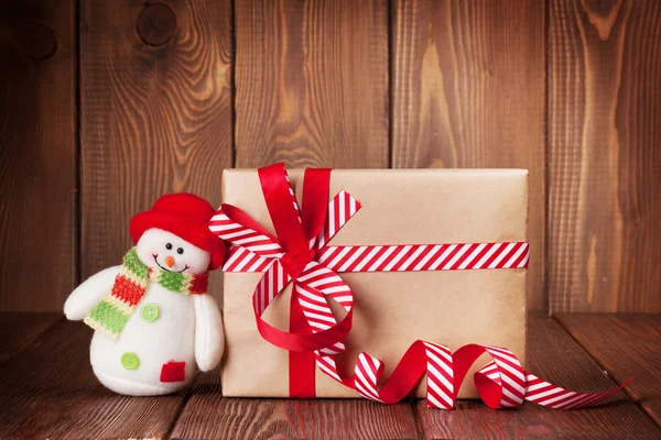 Scatola regalo di Natale e pupazzo di neve — Foto Stock