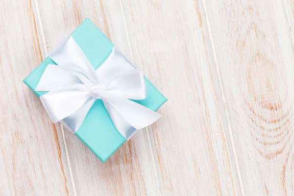 Gift box with bow — Stock Photo, Image