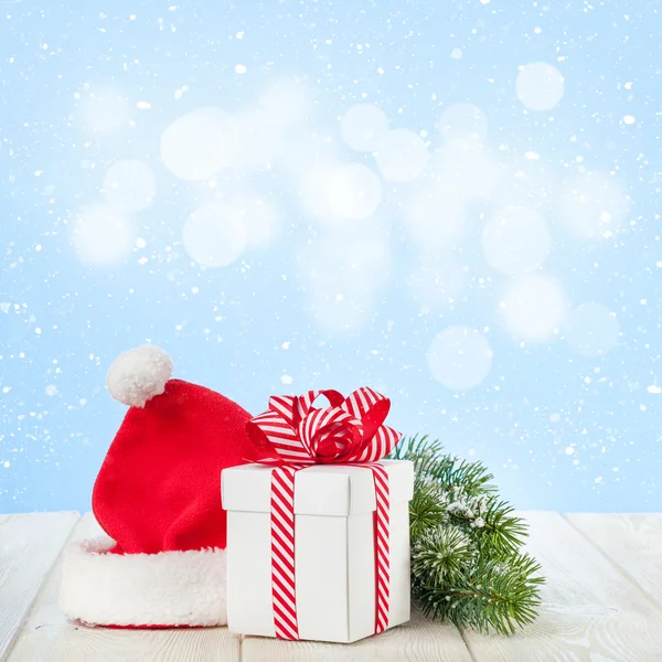 크리스마스 선물 상자와 나무 지점 — 스톡 사진