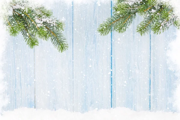 Noel köknar ağacı karda — Stok fotoğraf