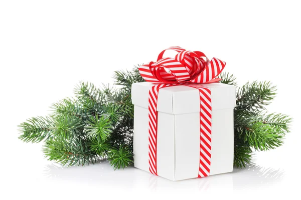 Caixa de presente de Natal e árvore ramo — Fotografia de Stock