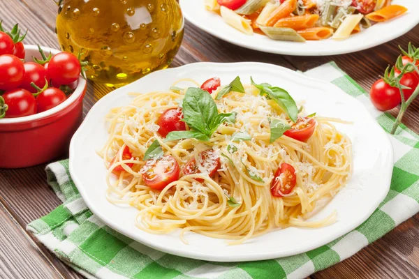 Spaghettis et pâtes penne aux tomates — Photo