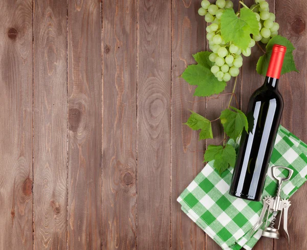 Bunch of grapes and wine bottle — Stock Photo, Image