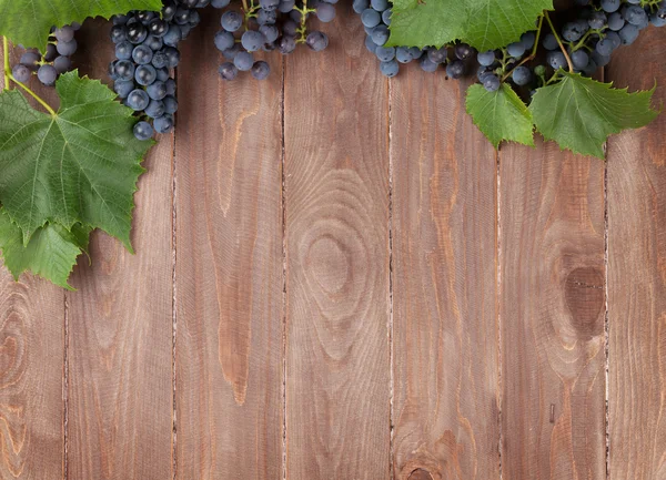 Czerwonych winogron na drewnianym stole — Zdjęcie stockowe