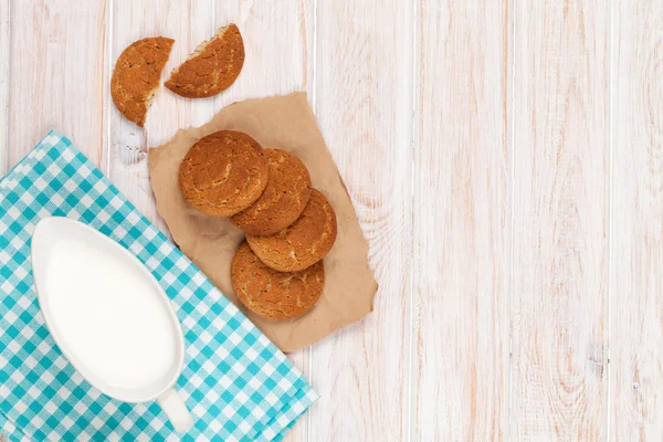 Milk pitcher and gingerbread cookies — Stock Photo, Image