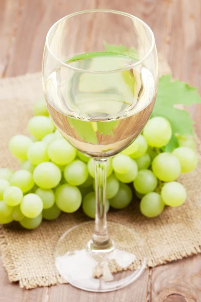 Beyaz şarap kadehi ve üzüm. — Stok fotoğraf