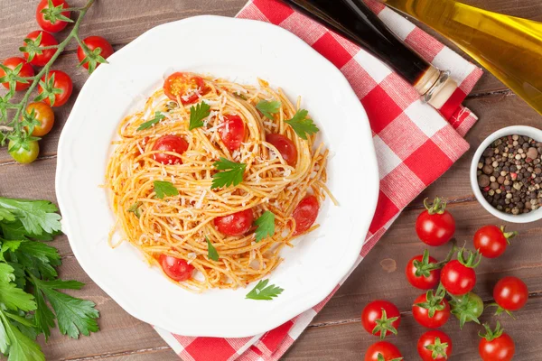 Makaron spaghetti z pomidorami — Zdjęcie stockowe