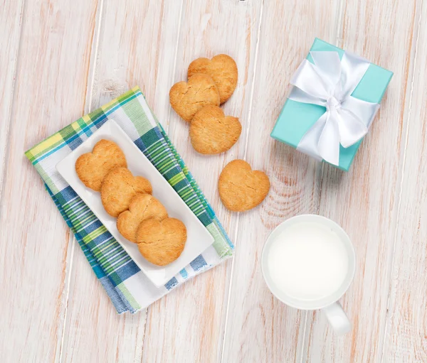 Cup of milk and gift box — Stock Photo, Image