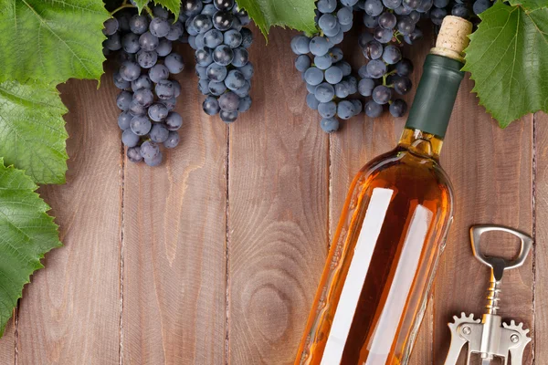 Uvas, botella de vino y sacacorchos —  Fotos de Stock