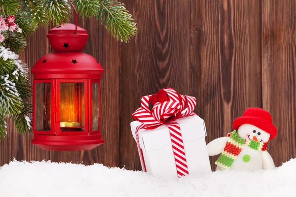 Linterna de vela de Navidad y muñeco de nieve — Foto de Stock