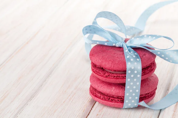 Macarons rouges avec ruban bleu — Photo