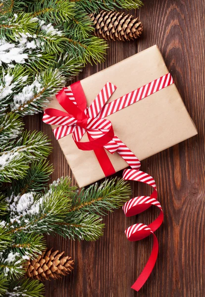 Caja de regalo de Navidad y rama de árbol Imágenes de stock libres de derechos