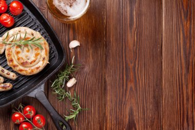 Izgara sosis ve bira bardağı