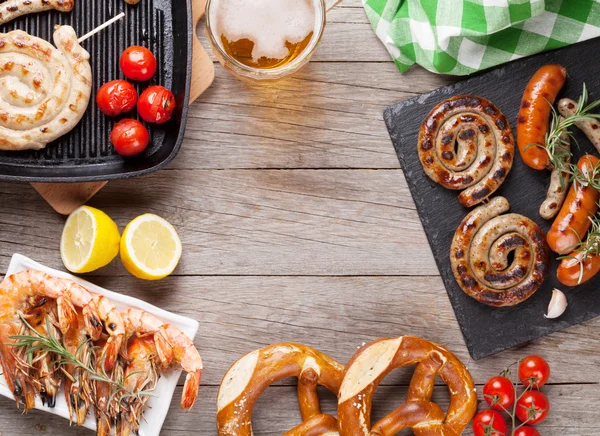 Taza de cerveza, gambas a la parrilla, salchichas y pretzel —  Fotos de Stock