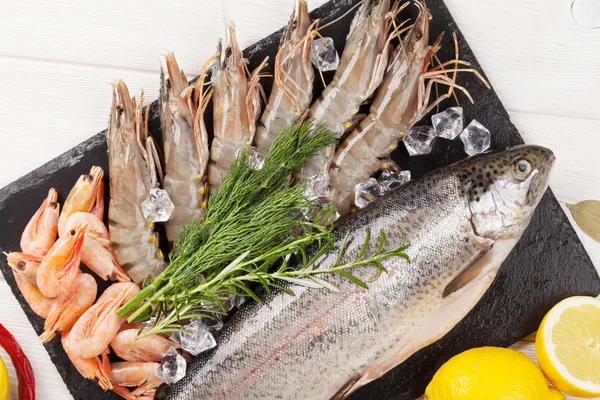 Alimentos frescos do mar crus com especiarias — Fotografia de Stock