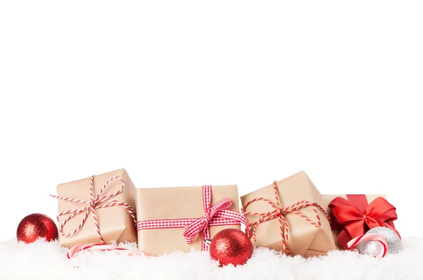 Caixas de presente de Natal e decoração na neve — Fotografia de Stock