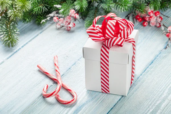 Caja de regalo de Navidad, bastón de caramelo y abeto — Foto de Stock